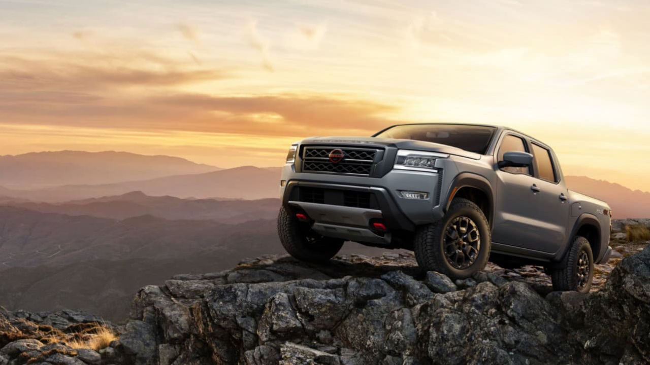 vue latérale avant d'une Nissan Frontier 2023 au sommet d'une montagne au crépuscule