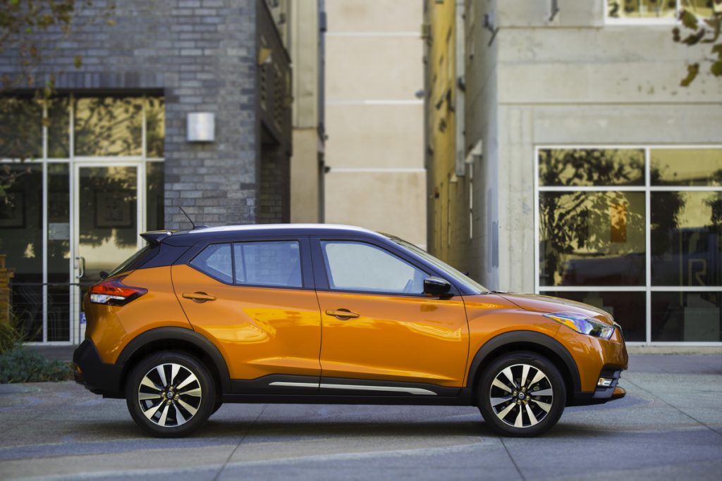 Vue latérale du Nissan Kicks 219 stationné