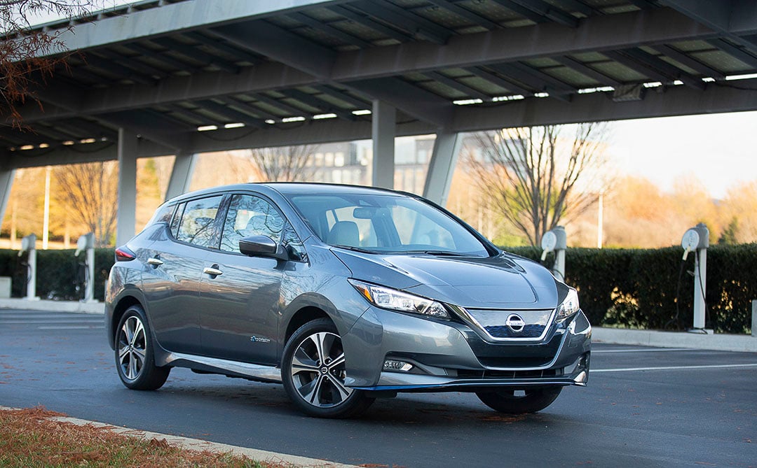 vue latérale avant de la Nissan Leaf 2022