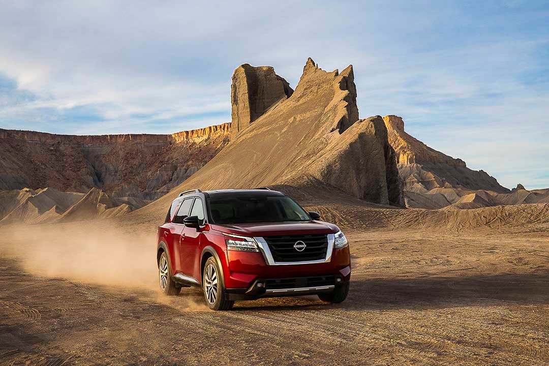 vue avant du Nissan Pathfinder 2022 dans une plaine de sable