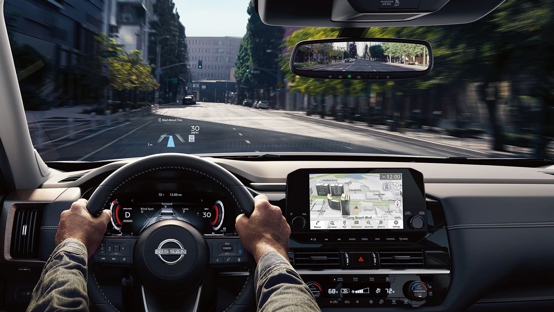 vue du tableau de bord d'une Nissan Pathfinder 2023 en ville