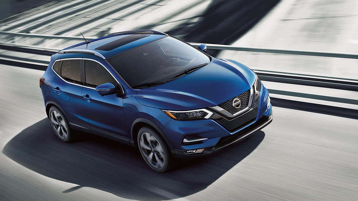 vue latérale avant d'une Nissan Qashqai 2023 sur la route