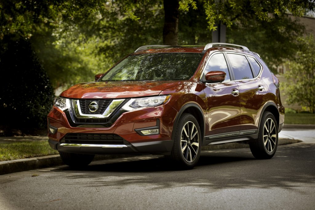 Vue avant du Nissan Rogue 2019 stationné sur une rue