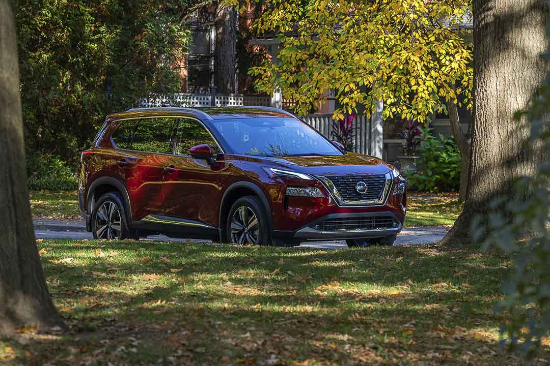 vue trois quart avant du Nissan Rogue 2021