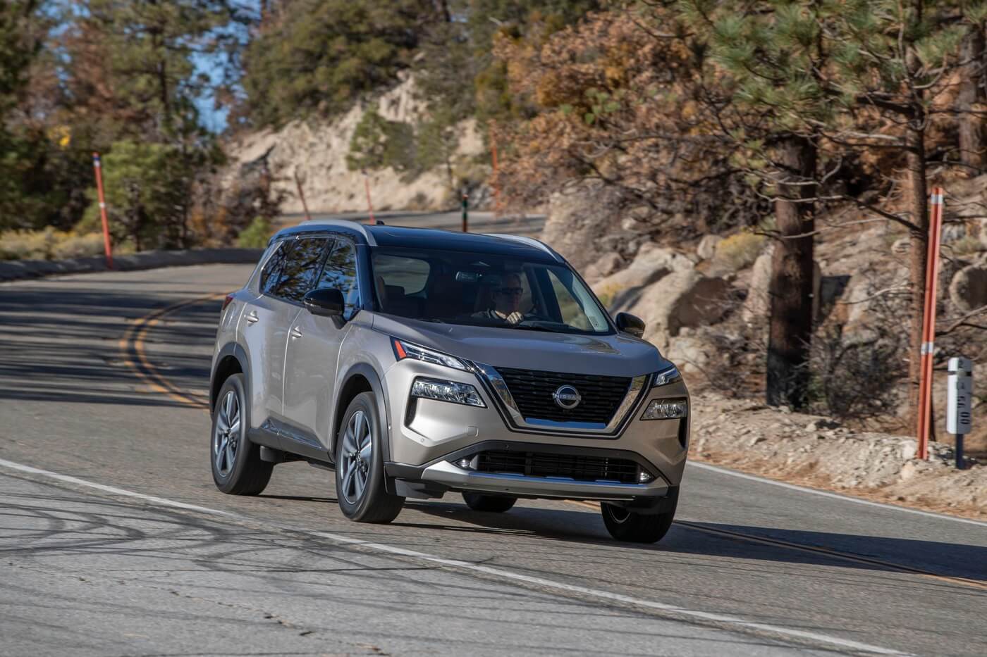 vue latérale avant du Nissan Rogue 2022