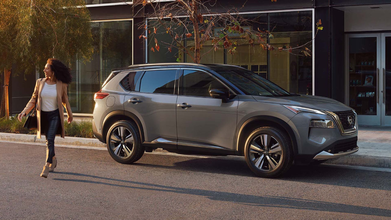 vue latérale avant d'une Nissan Rogue 2023 en ville