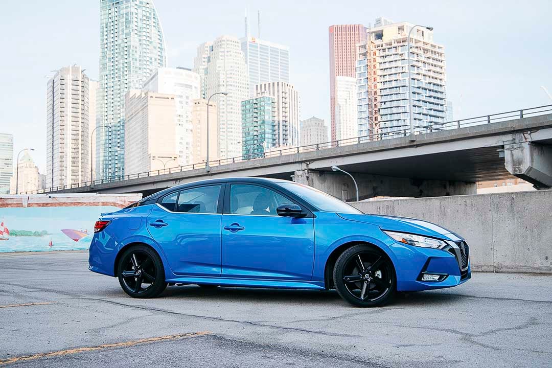 vue latérale avant de la Nissan Sentra 2021