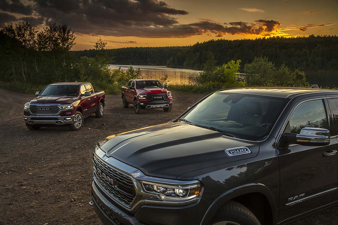 vue de trois modèles RAM 1500 Limited diesel 2021