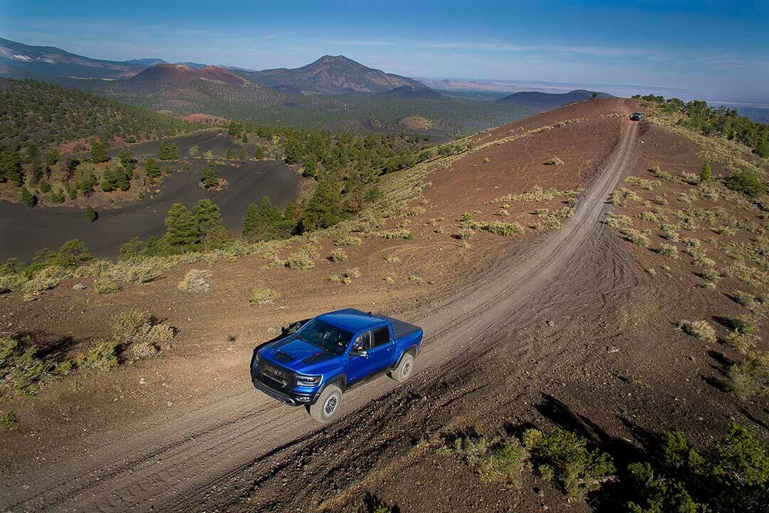 vue en contre-plongée du RAM 1500 TRX 2022