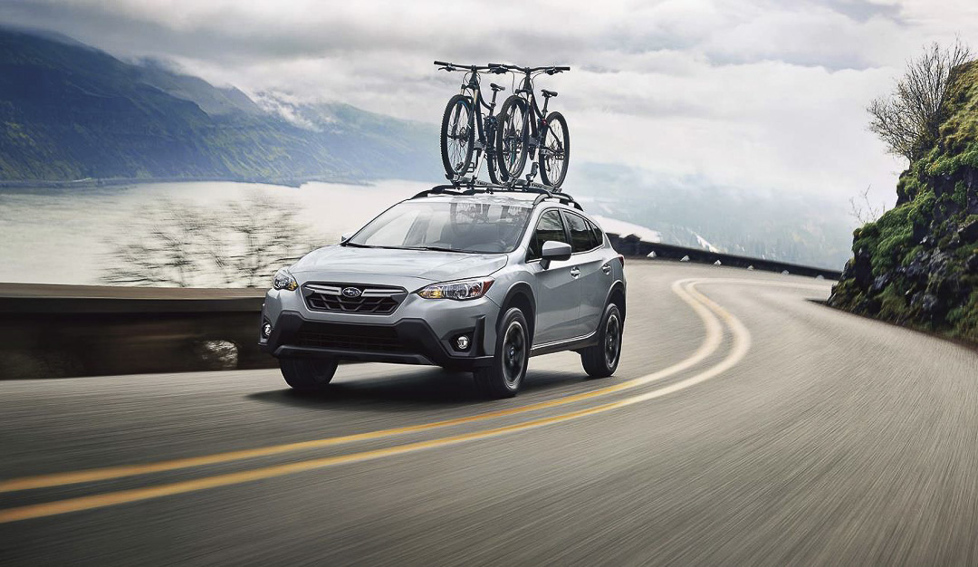 نمای جانبی Subaru Crosstrek 2022 در یک جاده نورد