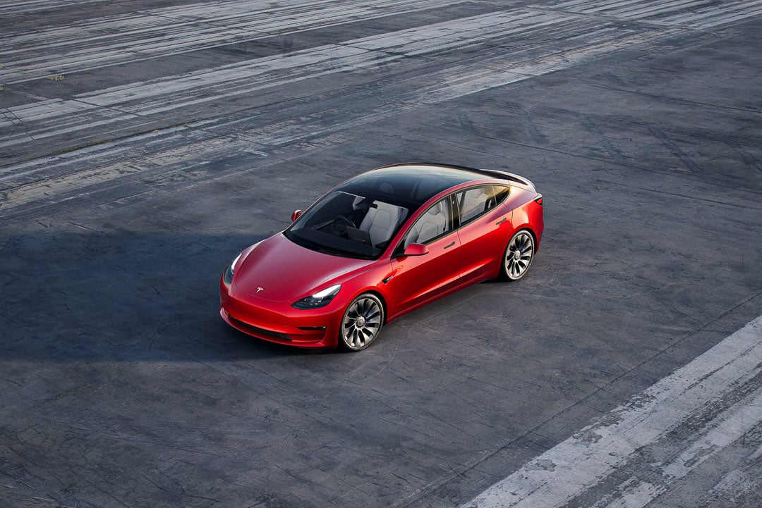 vue trois quart avant de la Tesla Model 3 2021