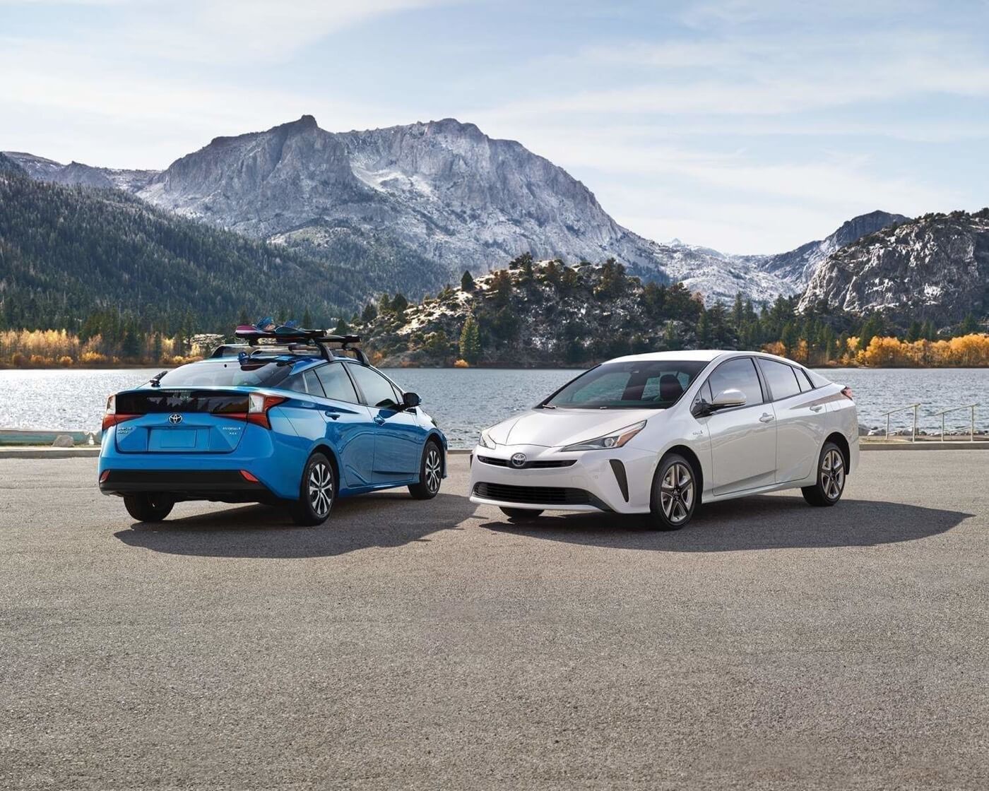 Fram- och bakre vy av La Toyota Prius och Prius Prime 2022