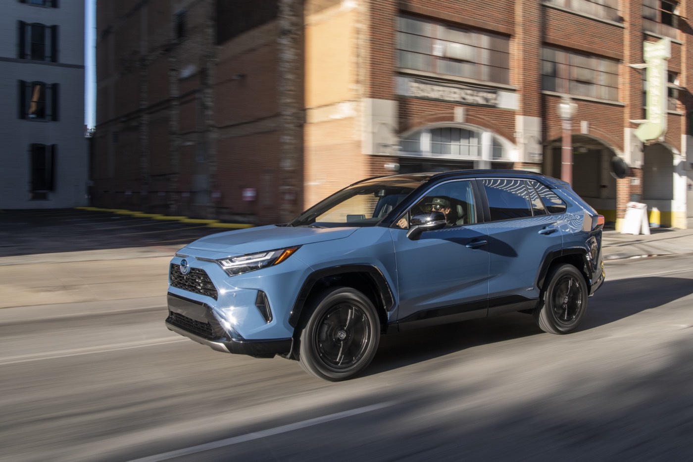 vue trois quart avant du Toyota RAV4 2022