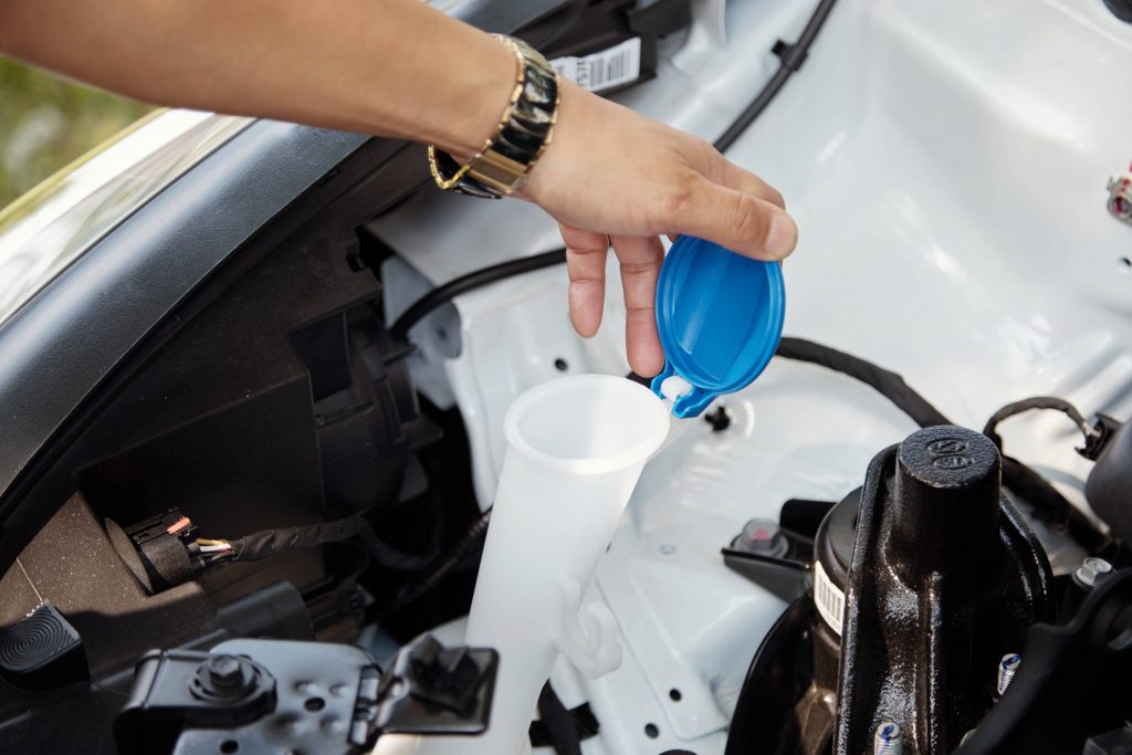 Vérification du niveau de lave-glace par peur de manquer de liquide lave-vitre sur l’autoroute