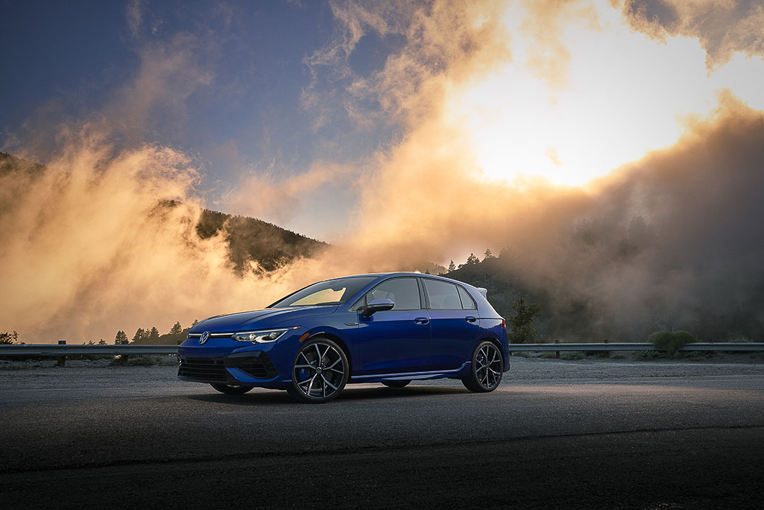 vue latérale avant de la Volkswagen Golf R 2022