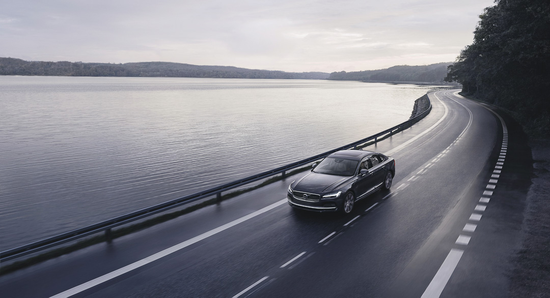 vue latérale avant de la Volvo S90 2022 roulant sur une route