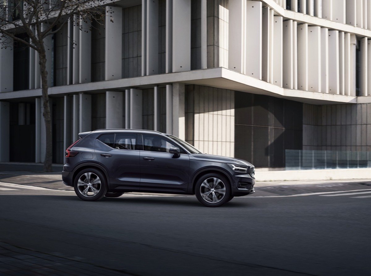 vue latérale du Volvo XC40 2022