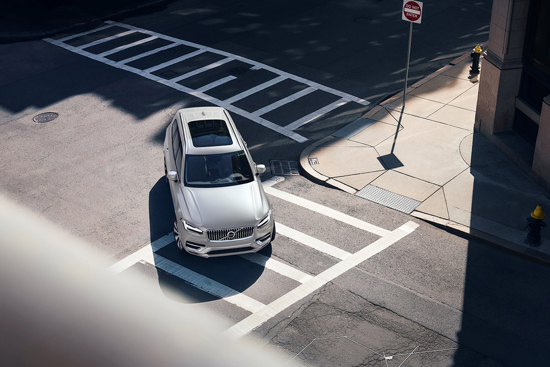 vue en contre plongée de l'avant du Volvo XC90 2021