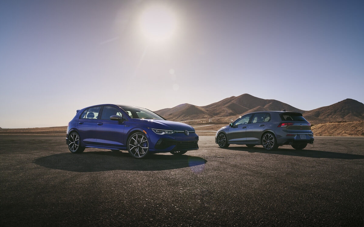 vue latérale de la Volkswagen Golf R 2022 et Golf GTI 2022